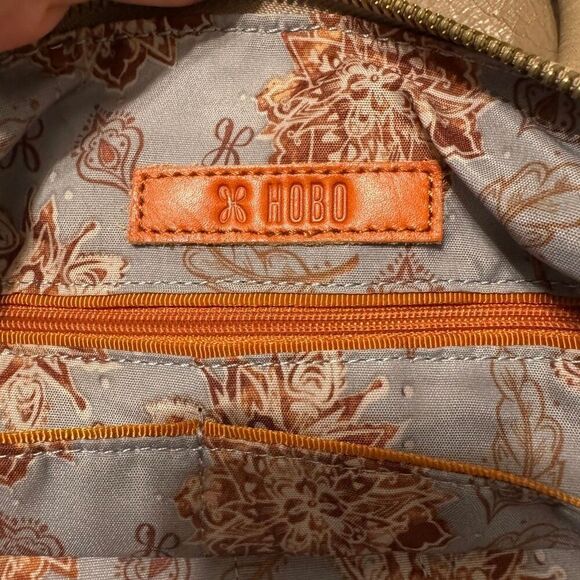 Hobo Shelia large satchel in beige tan color - Picture 8 of 9